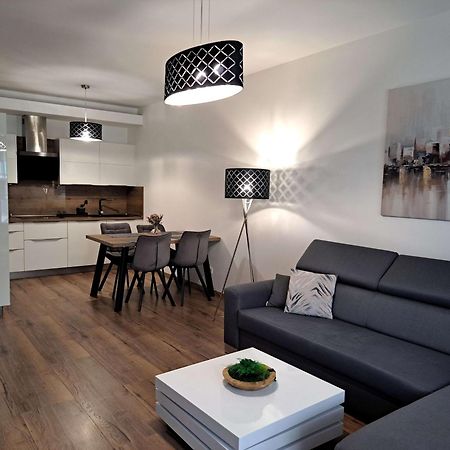 Taban Halifax Apartment - City Center & Free Parking Nitra Bagian luar foto